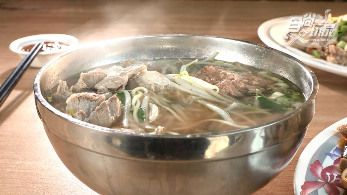 「軟骨湯飯」湯頭很濃郁，帶有紅蔥糖與醬油香氣。