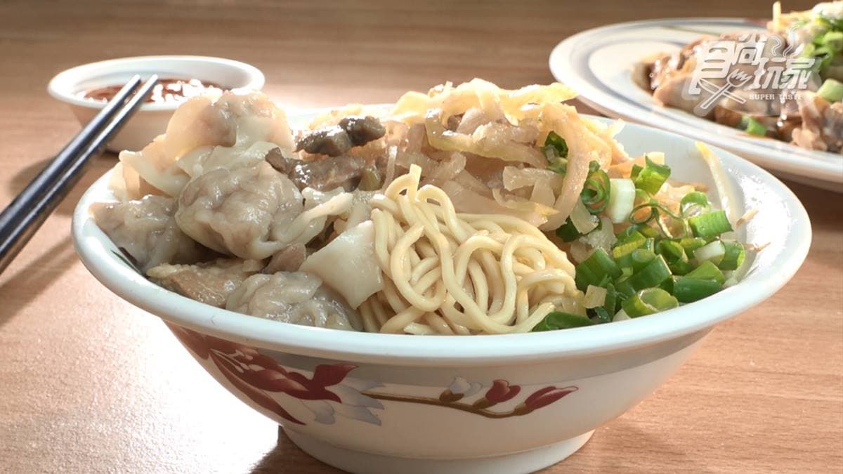 「餛飩乾麵」加入榨菜更帶出鮮香。