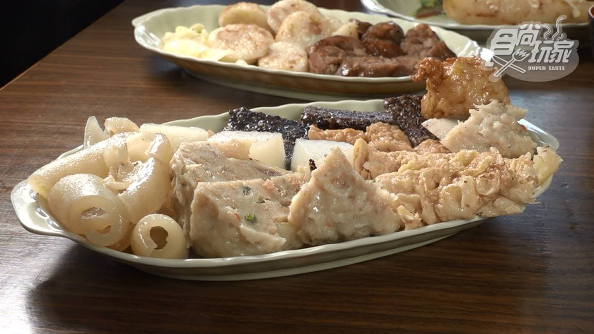 關東煮有米血，甜不辣、魚丸、香菇、苦瓜封、高麗菜捲、豬皮等多種品項。