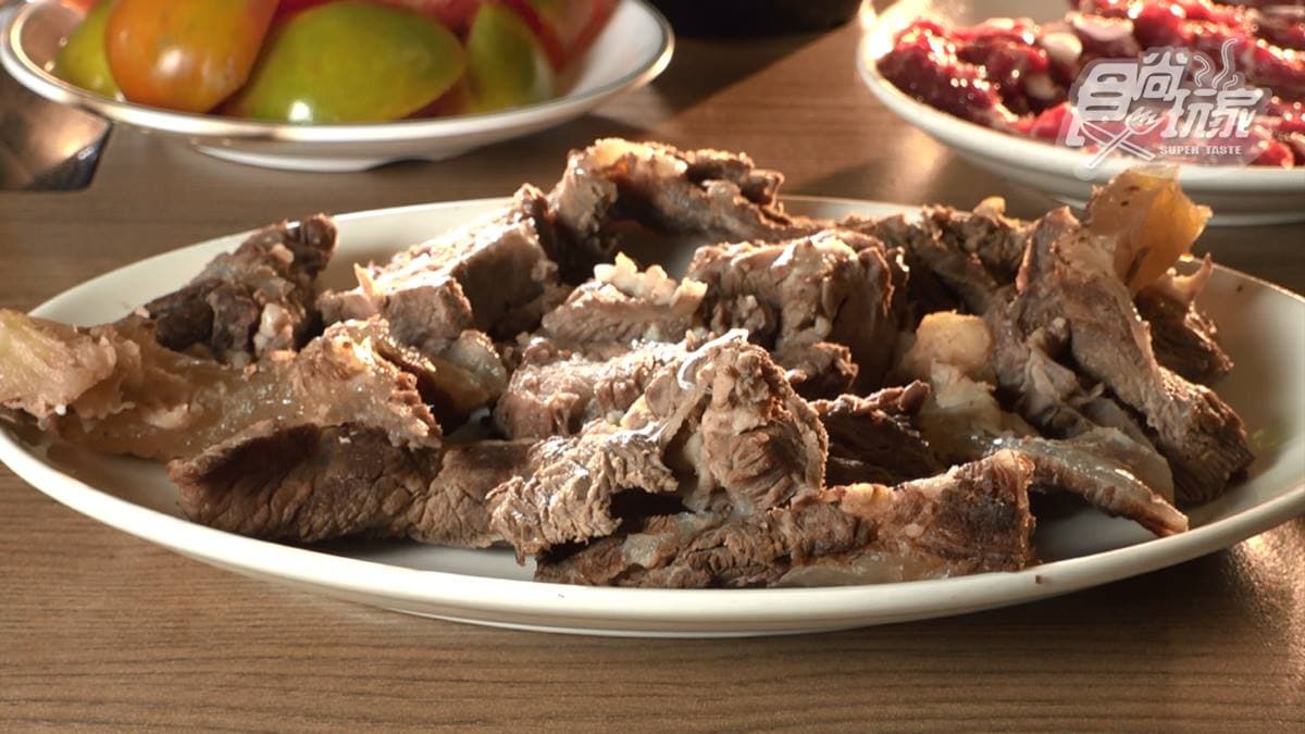牛腩燉煮時會慢慢吸收湯頭的味道，非常好吃。