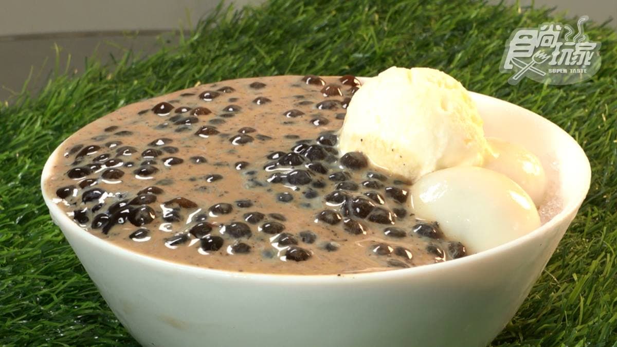 「珍奶冰火湯圓」裡藏著手作的黑糖粉粿、檸檬棟和茶凍，多層次的口感讓人很驚喜。