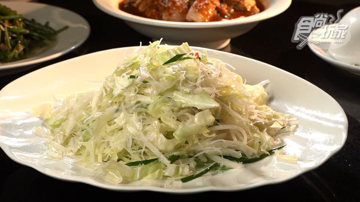 「涼拌三絲」加了高麗菜、大頭菜和粉絲