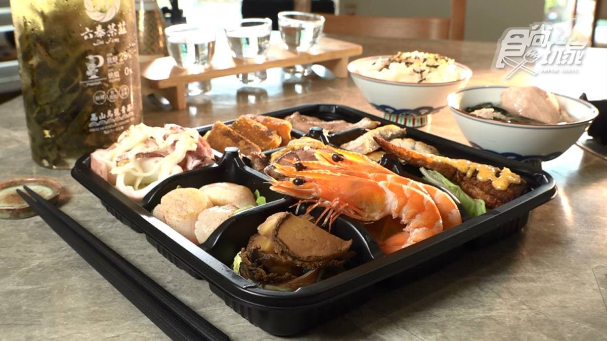 在１樓選擇想要吃的食材，結完帳之後就可以拿到２樓請店家代為料理。
