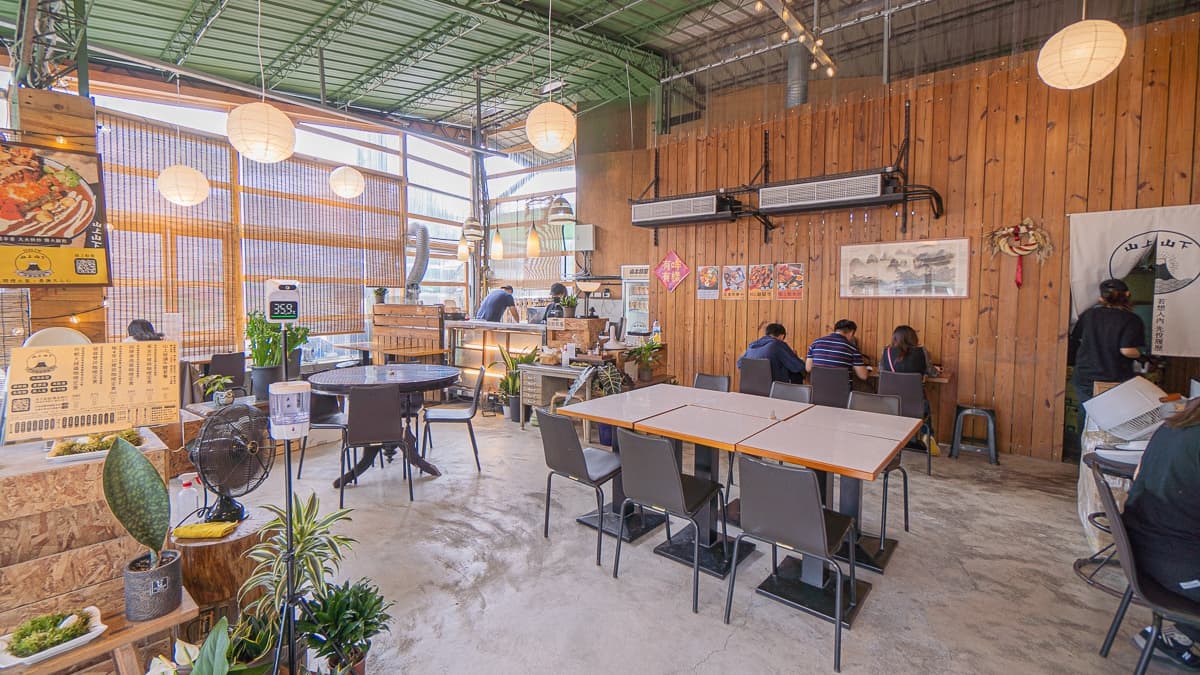 店內用了許多花草布置，看起來很清新。（圖片來源：Liz chiang 栗子醬）