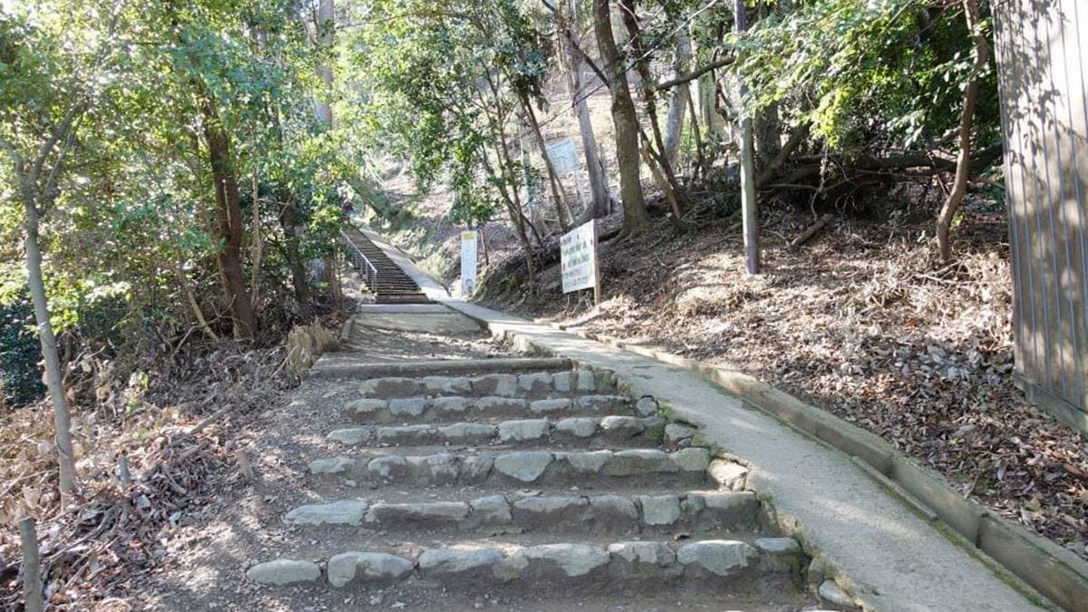 前往「嵐山岩田山猴子公園」前，需要爬一段山路。（圖片來源：水晶安蹄不務正業過生活）