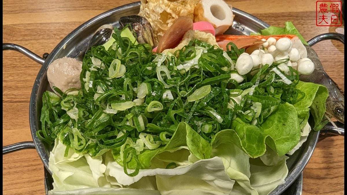 烤肉套餐有附鍋物，用料很豐盛，好料都藏在下面。（圖片來源：假日農夫愛趴趴照）