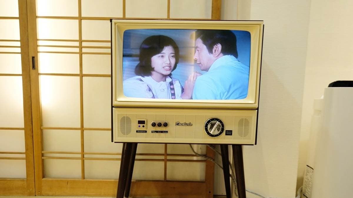 店內的裝潢還有假裝在播放老片的復古電視。（圖片來源：金大佛的奪門而出家日誌）