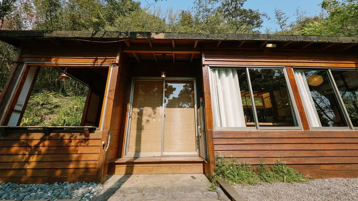 暖色系的小木屋佇立眼前，每一磚、每一瓦全是２位年輕老闆親手建造。（圖片來源：黑皮的旅遊筆記）