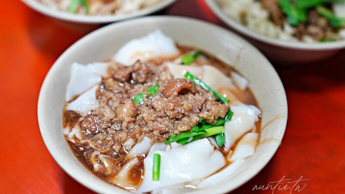 粿仔麵條口感偏軟一些，上頭的肉燥香氣十足。（圖片來源：水晶安蹄不務正業過生活）