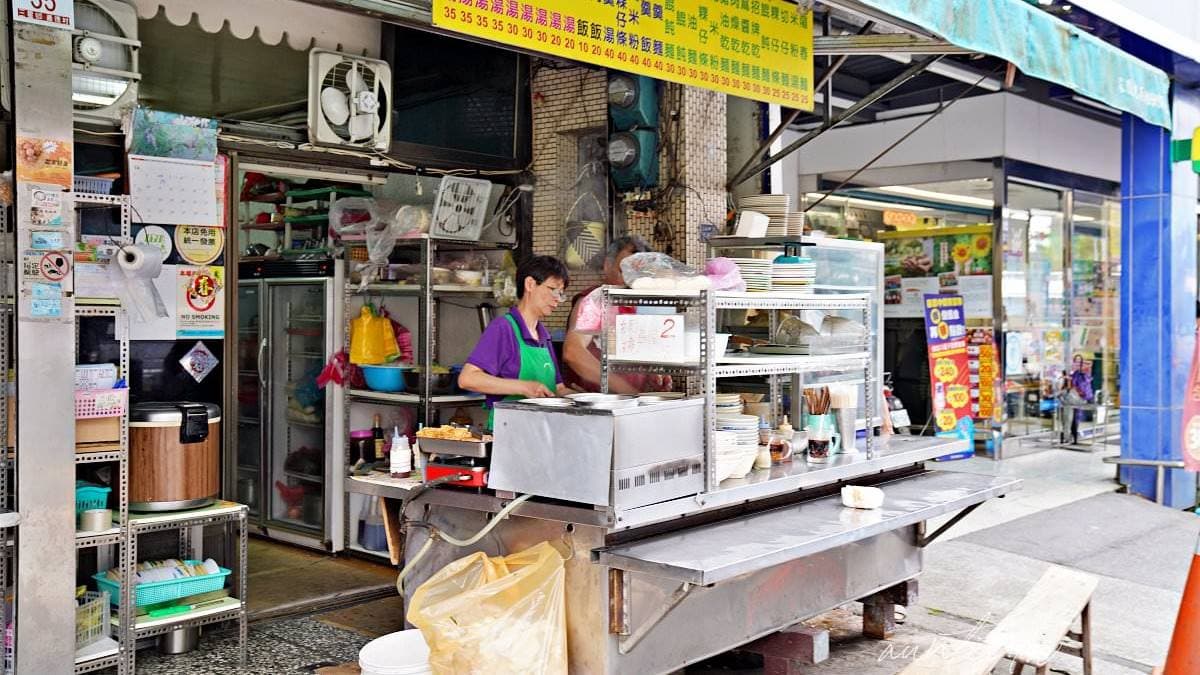 小小店面雖不起眼，生意卻是很好，用餐時間幾乎都是客滿。（圖片來源：水晶安蹄不務正業過生活）