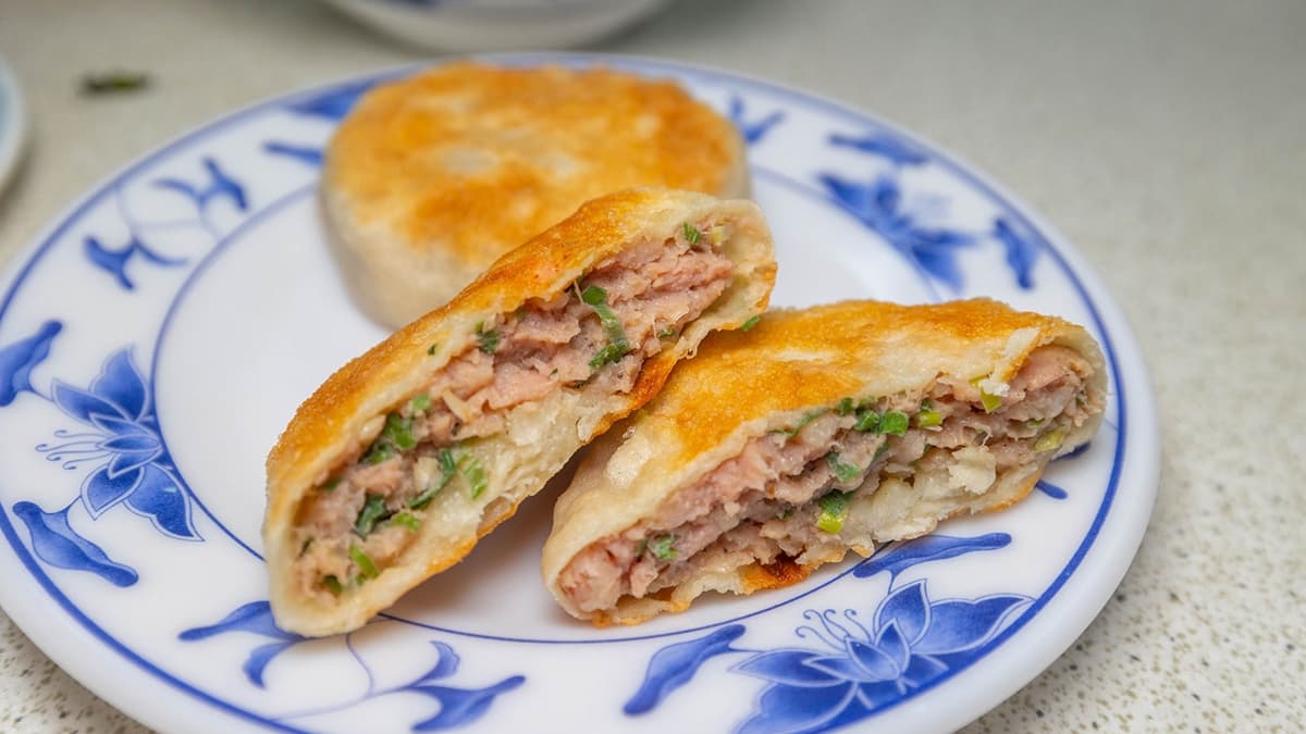 外酥內嫩的餡餅裡裹了滿滿餡料，咬下後肉汁會慢慢流出。（圖片來源：愛玩女王）