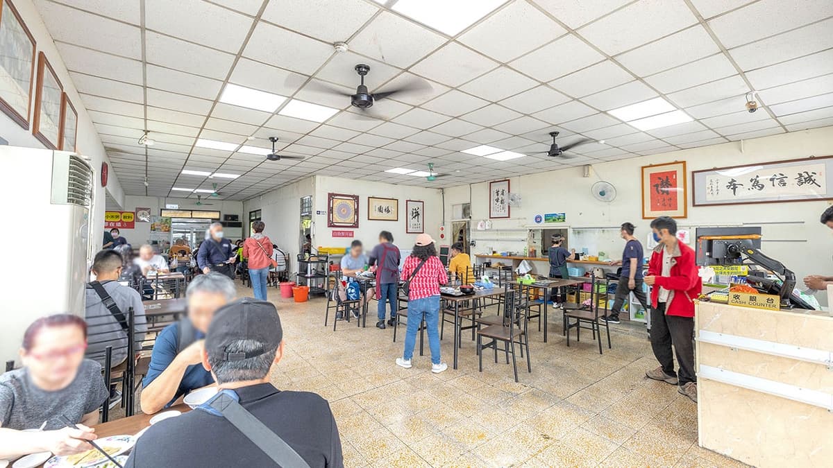 店內用餐空間乾淨明亮，座位擺設也很寬敞舒適。（圖片來源：愛玩女王）
