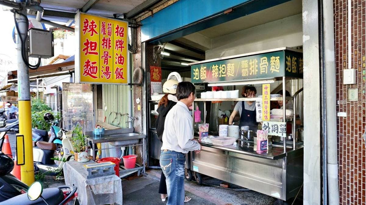 店家主要販賣油飯、滷肉飯、乾麵、湯麵。（圖片來源：水晶安蹄不務正業過生活）
