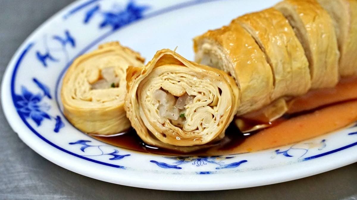 香菜捲的豆皮裡頭包了香菜，帶點煙燻口味。（圖片來源：水晶安蹄不務正業過生活）