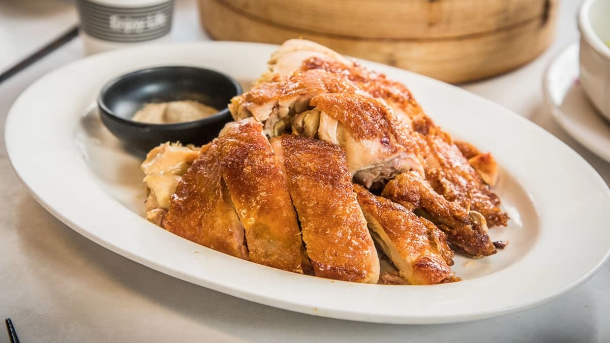 「黃金脆皮雞」外皮又酥又脆，吃起來超香，沾上胡椒粉一起吃更讚！（圖片來源：大手牽小手玩樂趣）