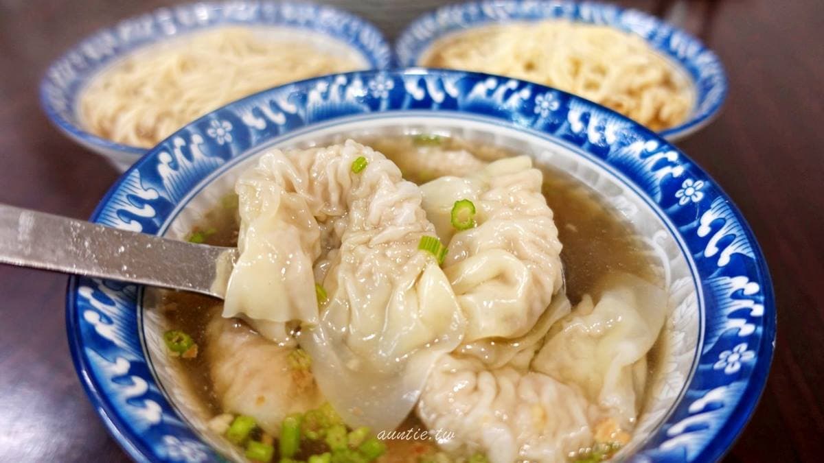 餛飩湯給料很大方，湯跟餡料都帶有鮮甜蝦味。（圖片來源：水晶安蹄不務正業過生活）