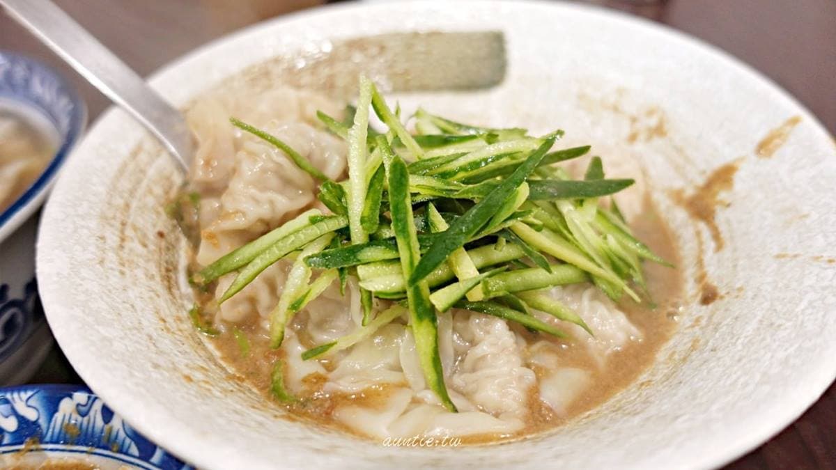 麻醬口味的抄手比乾麵更加濃郁，推薦加點辣更好吃。（圖片來源：水晶安蹄不務正業過生活）