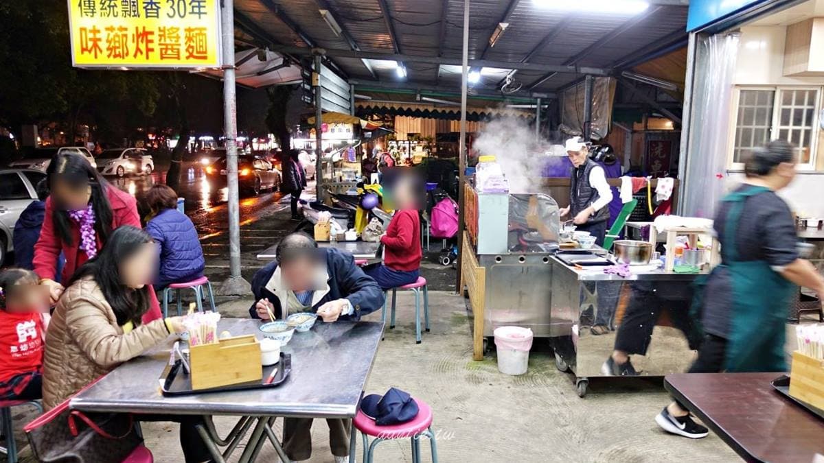 「味薌炸醬麵」位於宜蘭文化中心對面。（圖片來源：水晶安蹄不務正業過生活）