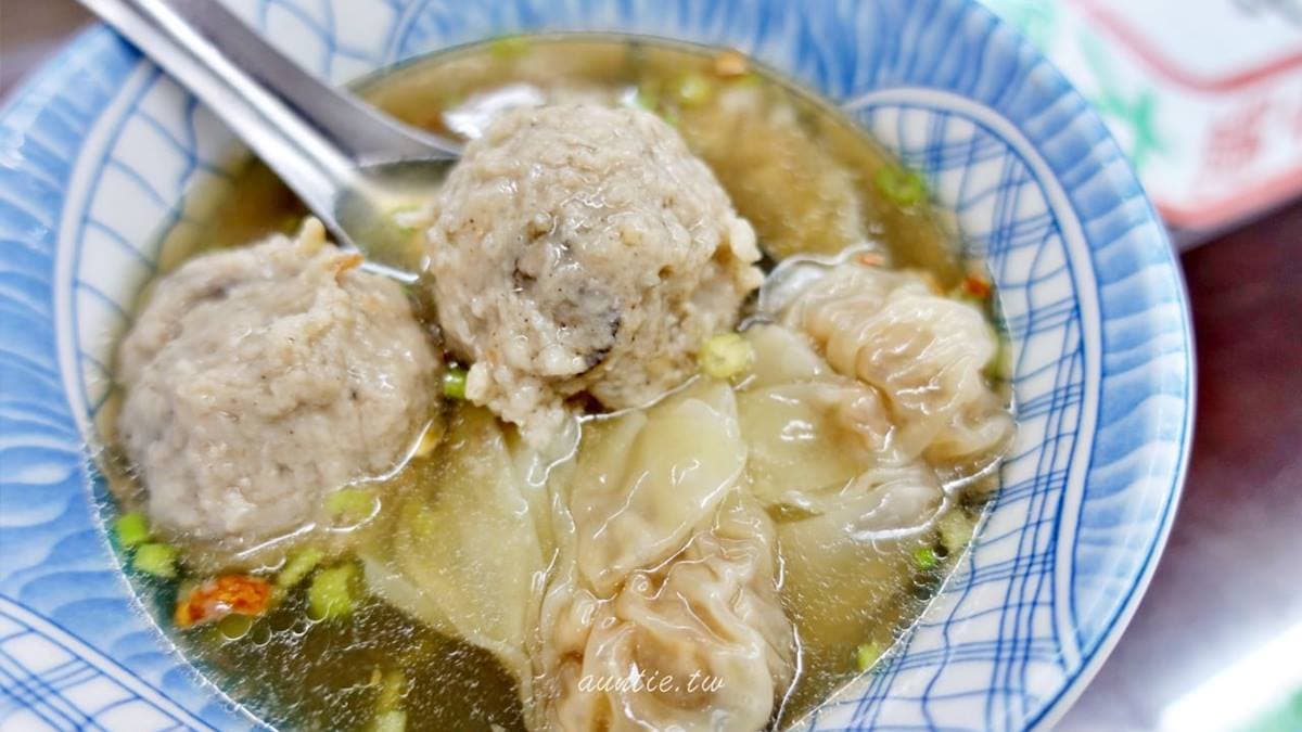 湯裡的肉丸跟餛飩都是店家手工製作。（圖片來源：水晶安蹄不務正業過生活）