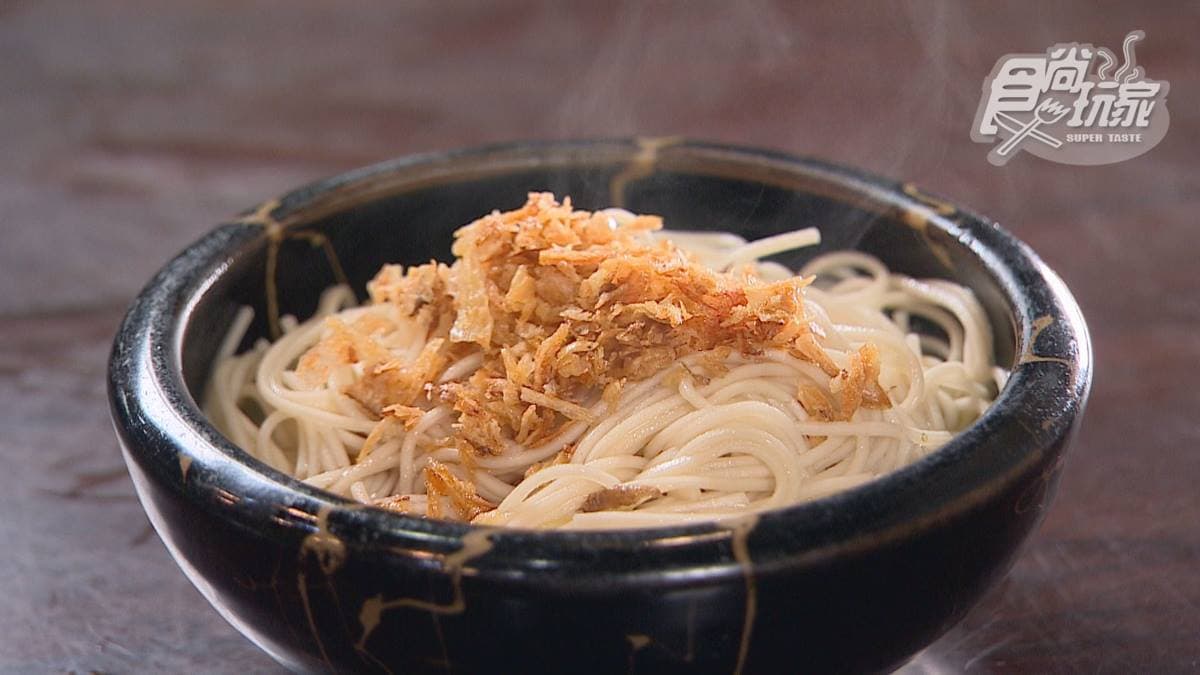 麻油雞麵線的表層都沾滿麻油，加上脆脆的油蔥酥口感很加分。