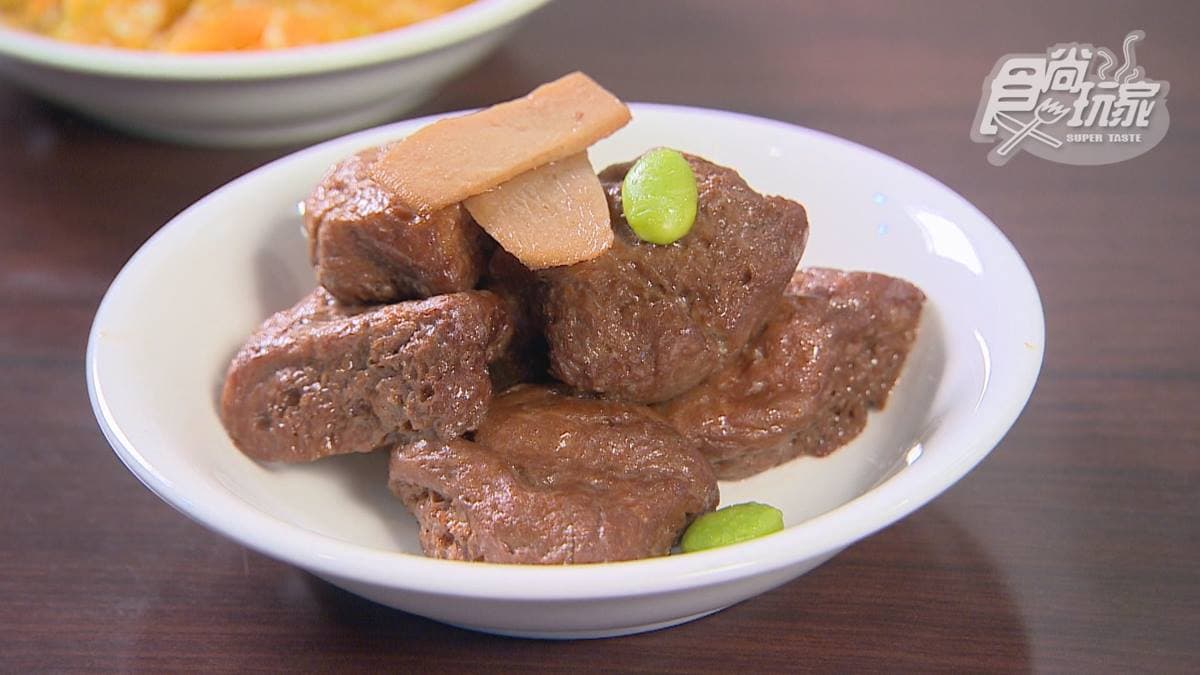 「四季烤麩」口感吃起來像嫩豆腐，輕輕一咬醬汁就會噴出來。