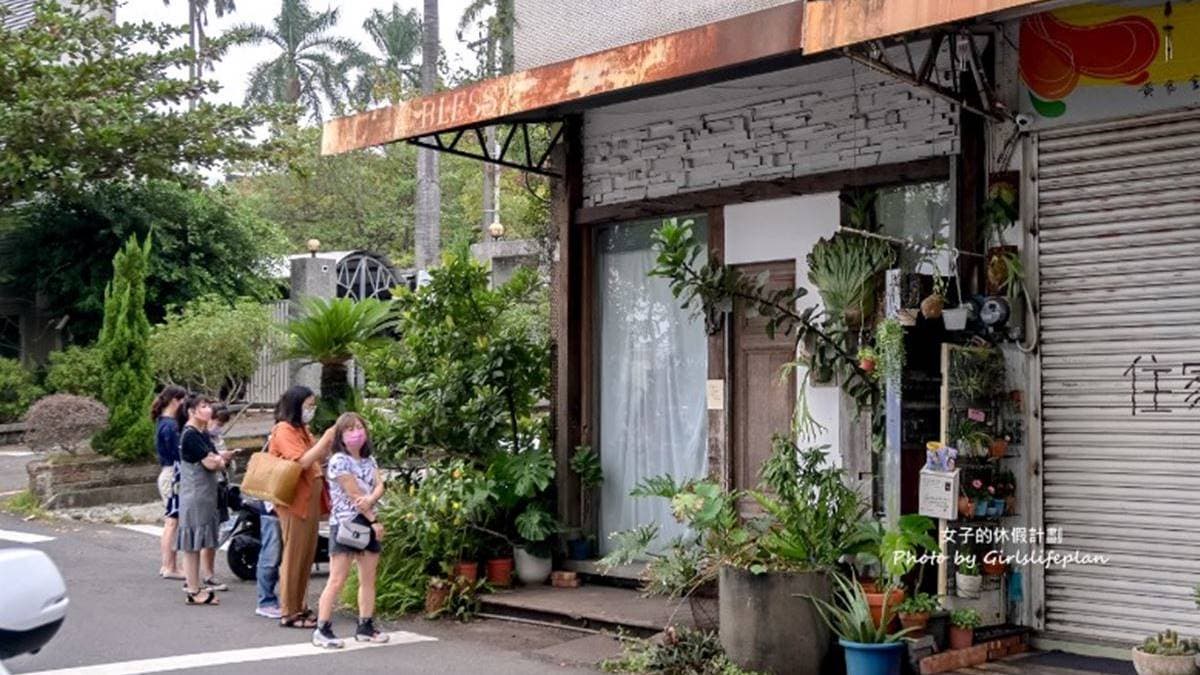 「小花麵包店」目前的店面位於嘉義，只要一開門就會開始大排長龍。（圖片來源：女子的休假計劃）
