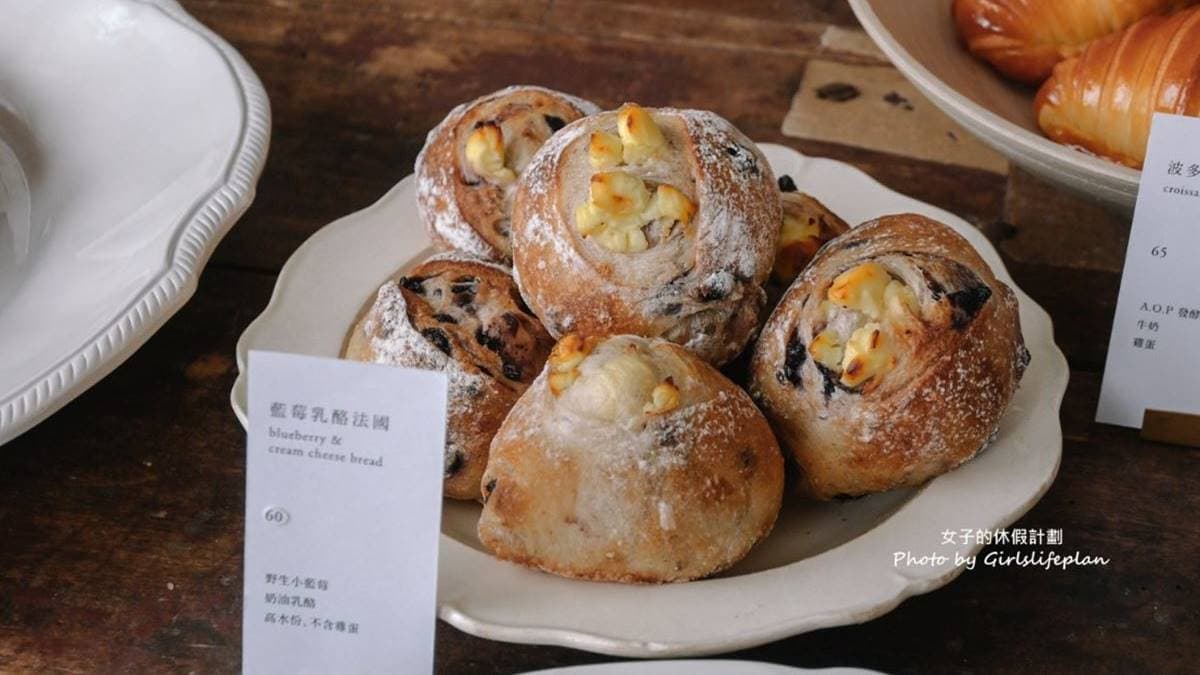 「藍莓乳酪法國」是網路的熱門推薦款，會像法國麵包般愈嚼愈香。（圖片來源：女子的休假計劃）