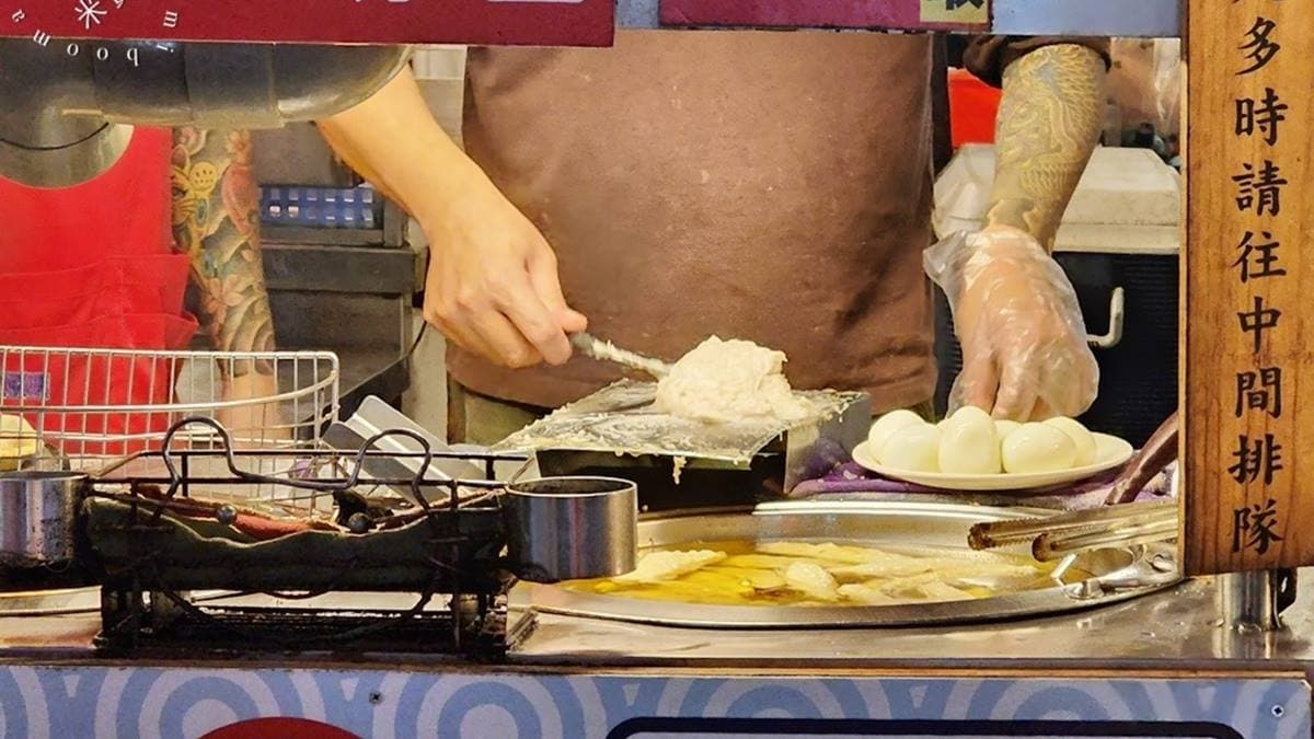 店家選用新鮮的旗魚漿，再將白煮蛋切片之後油炸。（圖片來源：米寶麻幸福滿載	）