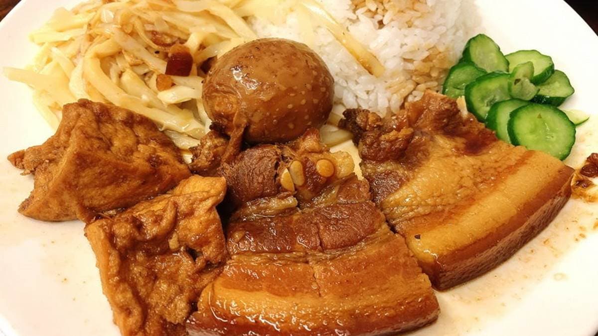 焢肉飯的焢肉給了２大塊，滿有誠意的，配菜也豐富。（圖片來源：猴屁的異想世界）