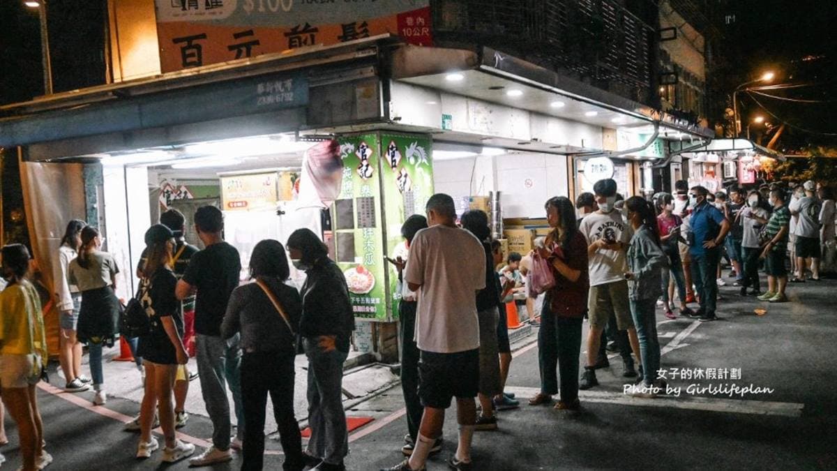 「官記純檸檬泰式涼拌木瓜」還沒到營業時間就會先大排長龍。（圖片來源：女子的休假計劃）