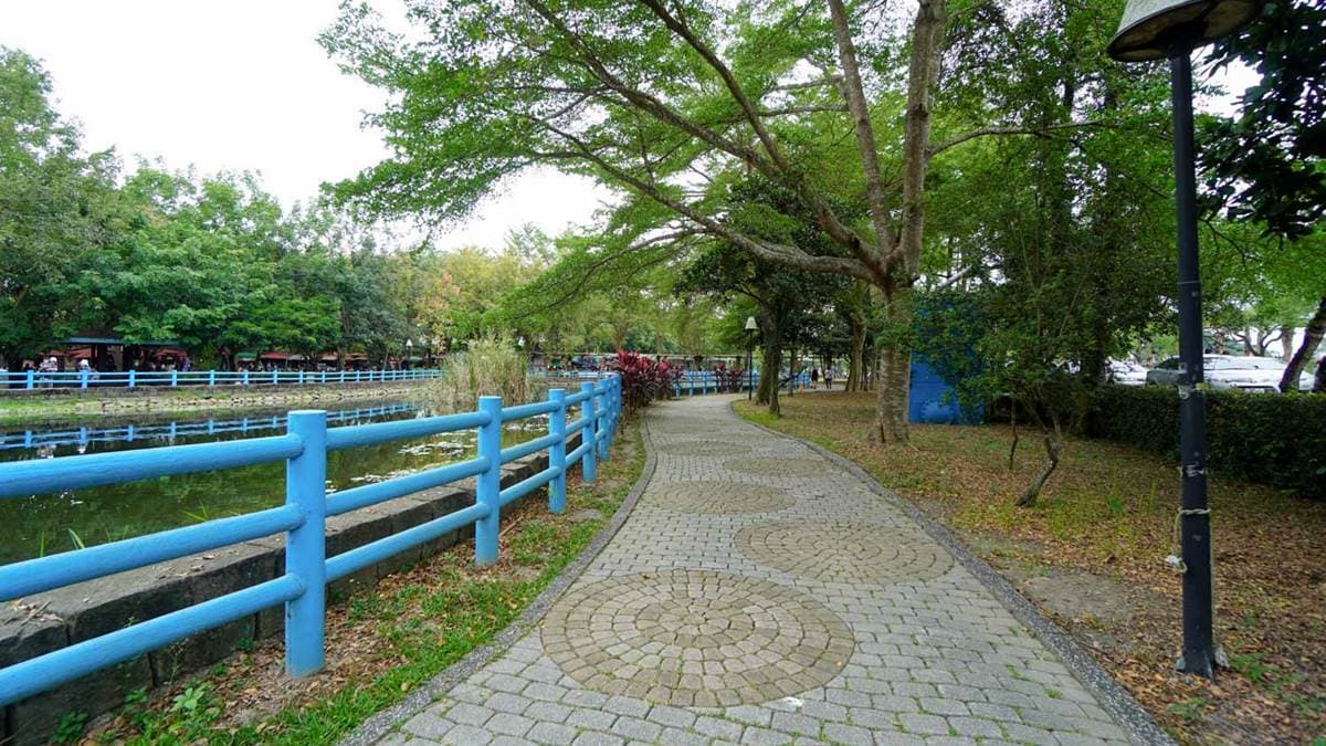 隧道旁有不少平坦的步道可走，沿著生態池景色超棒。（圖片來源：猴子【東】遊記）
