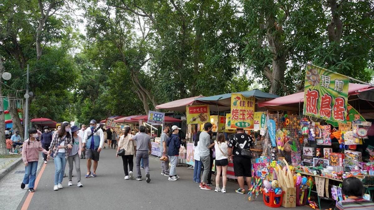 「古坑綠色隧道」市集只有假日營業。（圖片來源：猴子【東】遊記）