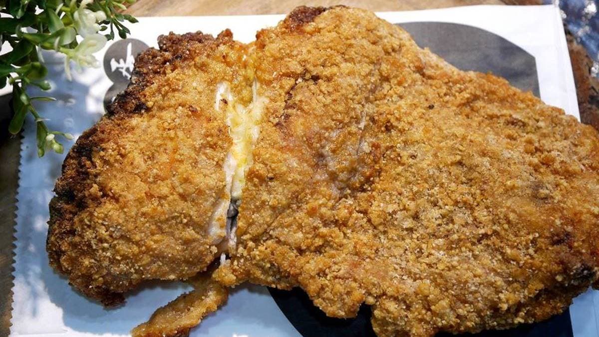 每天限量15片的夾餡雞排超大一片，用料扎實飽滿，口感也沒話說。（圖片來源：黑皮的旅遊筆記）