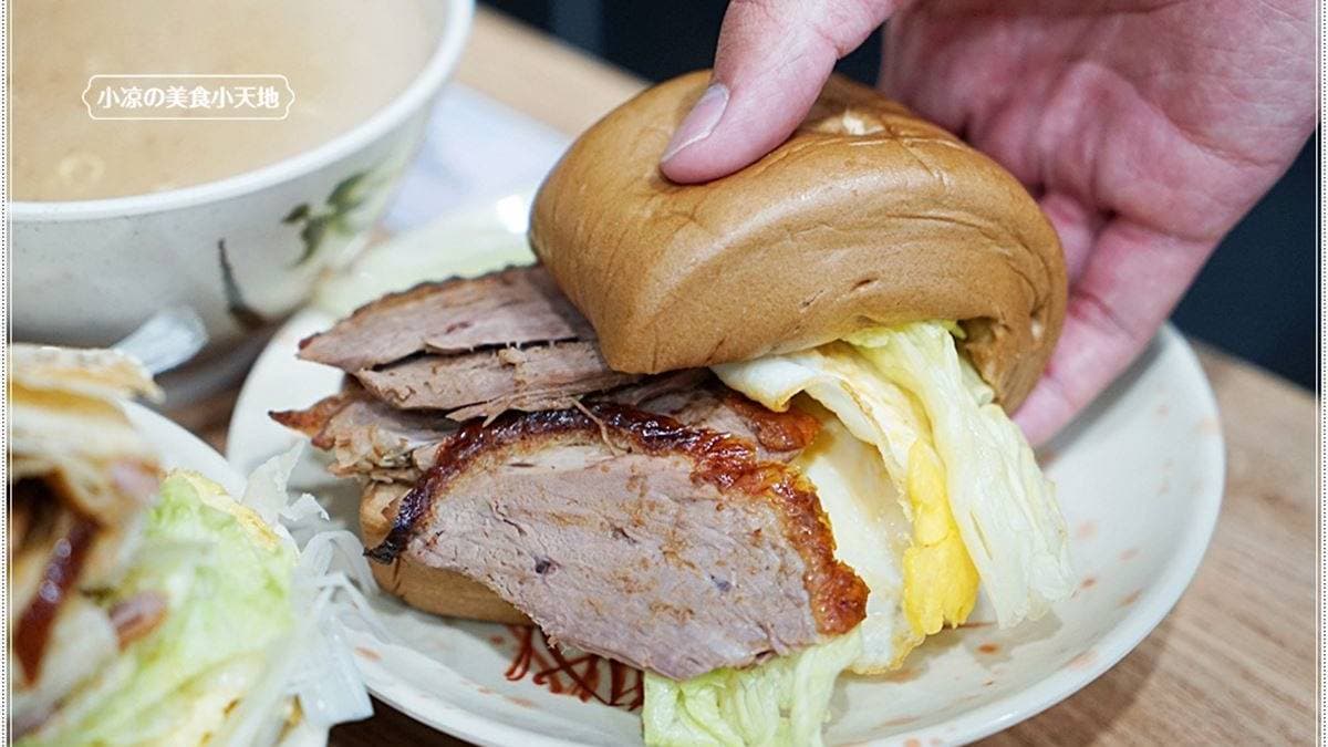 「饅頭夾蛋夾烤鴨」料多到滿出來，再淋上些許辣椒醬滋味更棒！（圖片來源：小涼的美食小天地）
