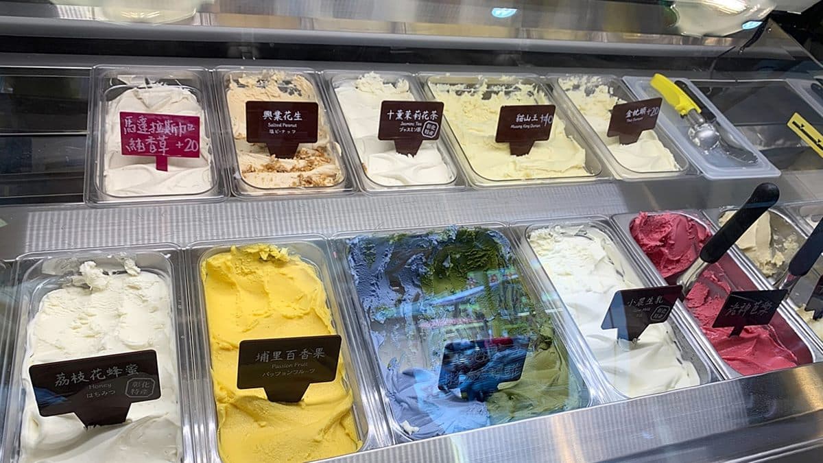 檯面有10多種口味，排列起來色彩繽紛。（圖片來源：商妮吃喝遊樂）