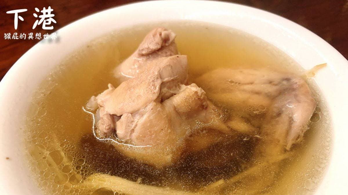 香菇雞湯滿清甜的，裡面有小雞腿、小雞翅還有香菇。（圖片來源：猴屁的異想世界）