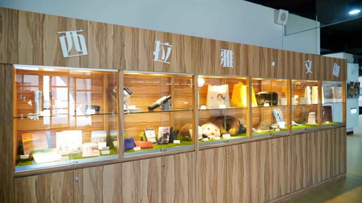 館內櫥窗還有展示一系列西拉雅的文創商品。（圖片來源：大口老師的走跳學堂!）