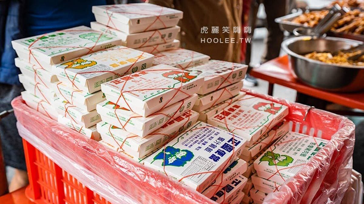 便當都是一籃一籃裝，幾乎一開攤就會湧入購買人潮。（圖片來源：虎麗笑嗨嗨）