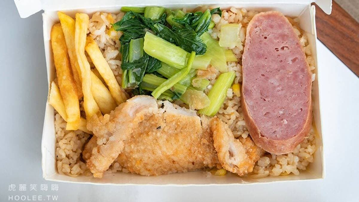 「S-6炒飯」也是人氣必吃，會搭配１樣炸物主食。（圖片來源：虎麗笑嗨嗨）