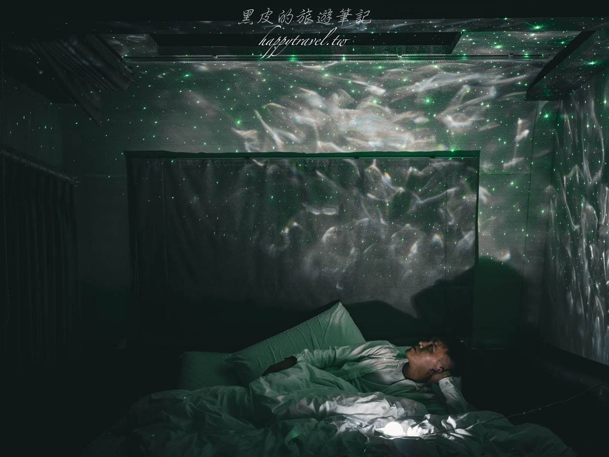 最難訂「星空露營車」在這！入夜躺床賞星星，帶小孩玩大草皮、窯烤披薩DIY