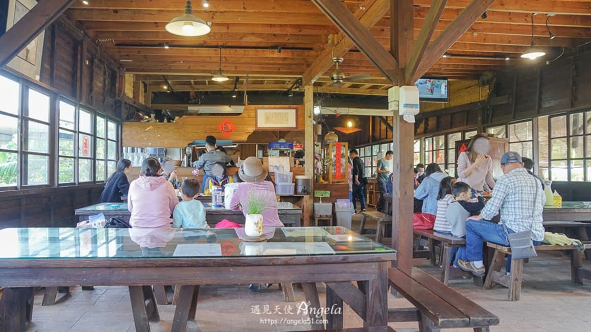 內用坐位都是長的木桌椅，２人約會或多人家庭聚餐都可以。（圖片來源：遇見天使~Angela）