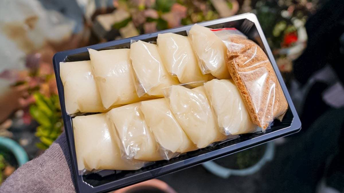客家米麻糬都是這樣盒裝販售，每盒10顆，裡面還放上１包滿滿的花生粉。（圖片來源：靜兒貪吃遊玩愛分享）