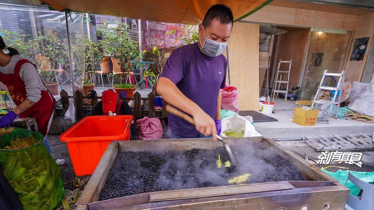 他們家烤玉米作法挺特別的，玉米有先煮過，再用黑石頭鍋悶熟。（圖片提供：剎有其食）