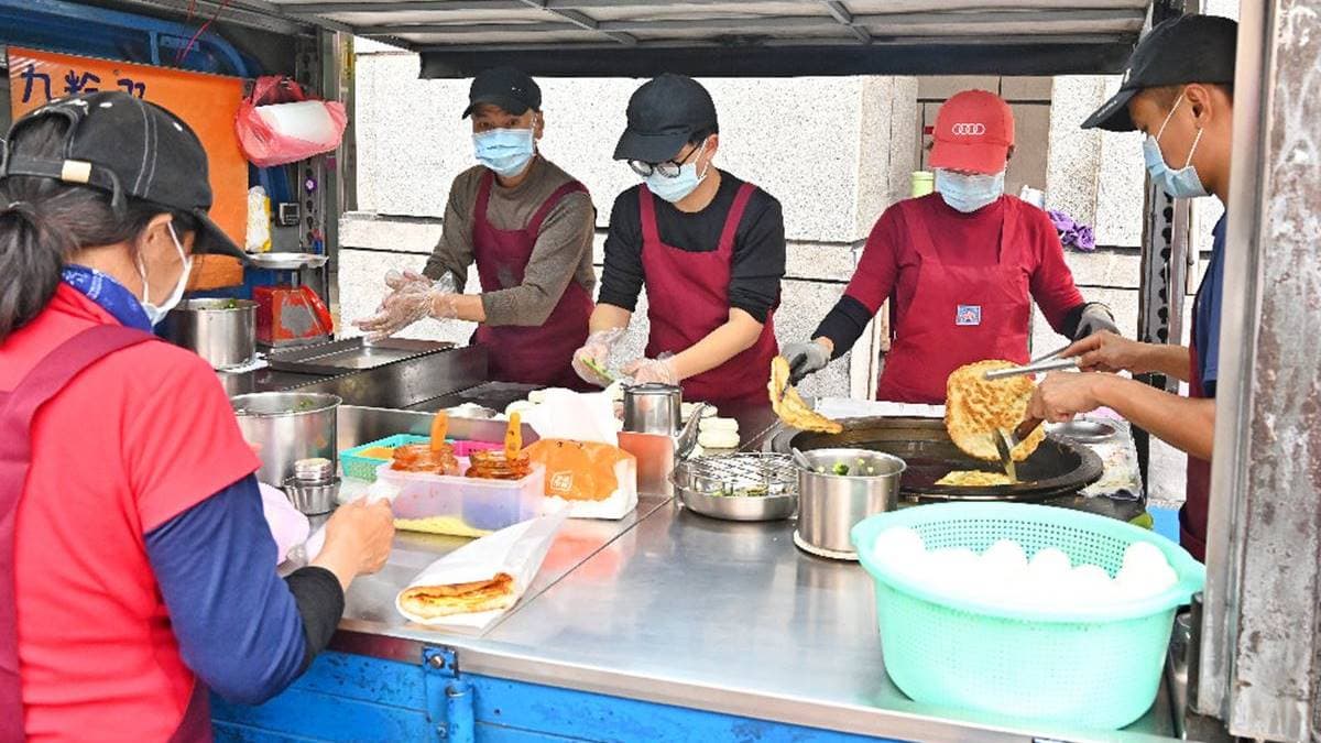 「宜吉九層塔粉蔥餅」以前的小貨車位在民生路與順天路的交叉口處。（圖片來源：糖糖‘s享食生活）