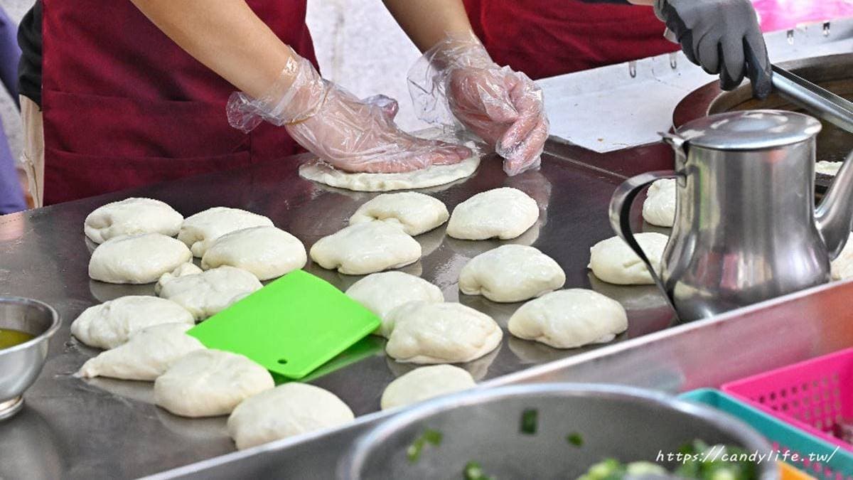 揉麵糰、擀麵糰到下鍋油煎的過程看起來超療癒。（圖片來源：糖糖‘s享食生活）