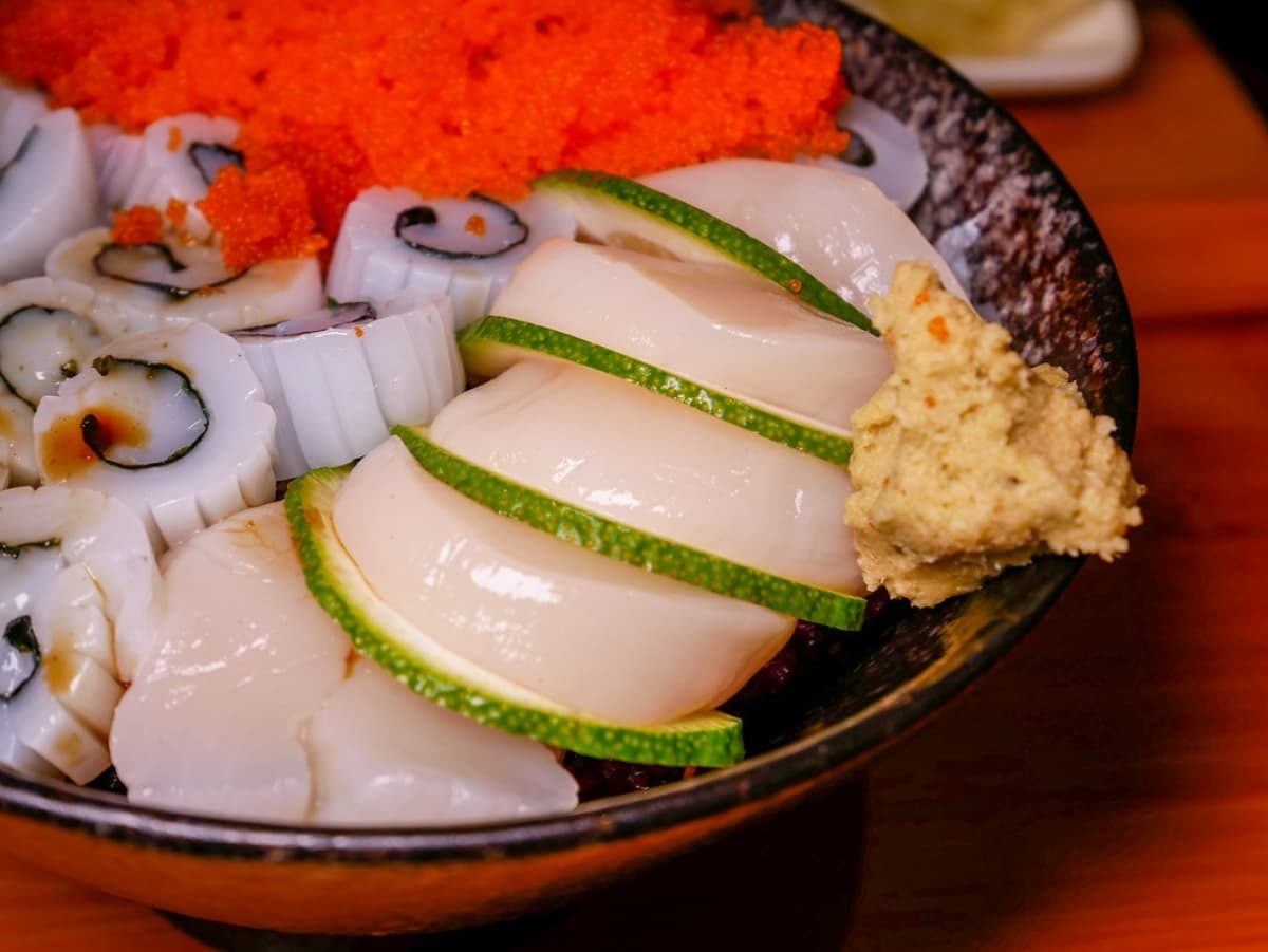 台北最強「高CP值生魚丼」!干貝、花枝滿到看不見飯,省1小時排隊祕技曝 台北最強「高CP值生魚丼」!干貝、花枝滿到看不見飯,省1小時排隊祕技曝