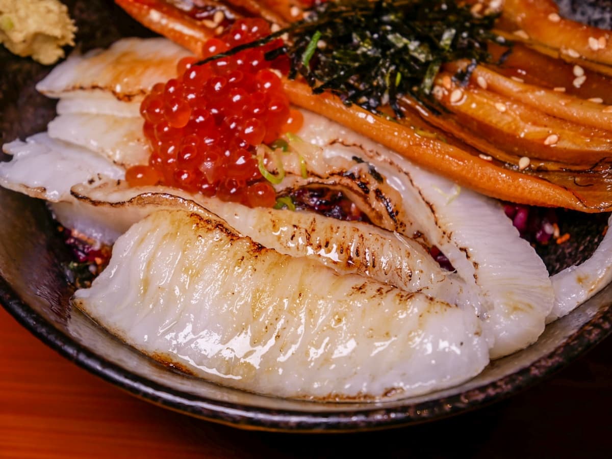 台北最強「高CP值生魚丼」!干貝、花枝滿到看不見飯,省1小時排隊祕技曝 台北最強「高CP值生魚丼」!干貝、花枝滿到看不見飯,省1小時排隊祕技曝
