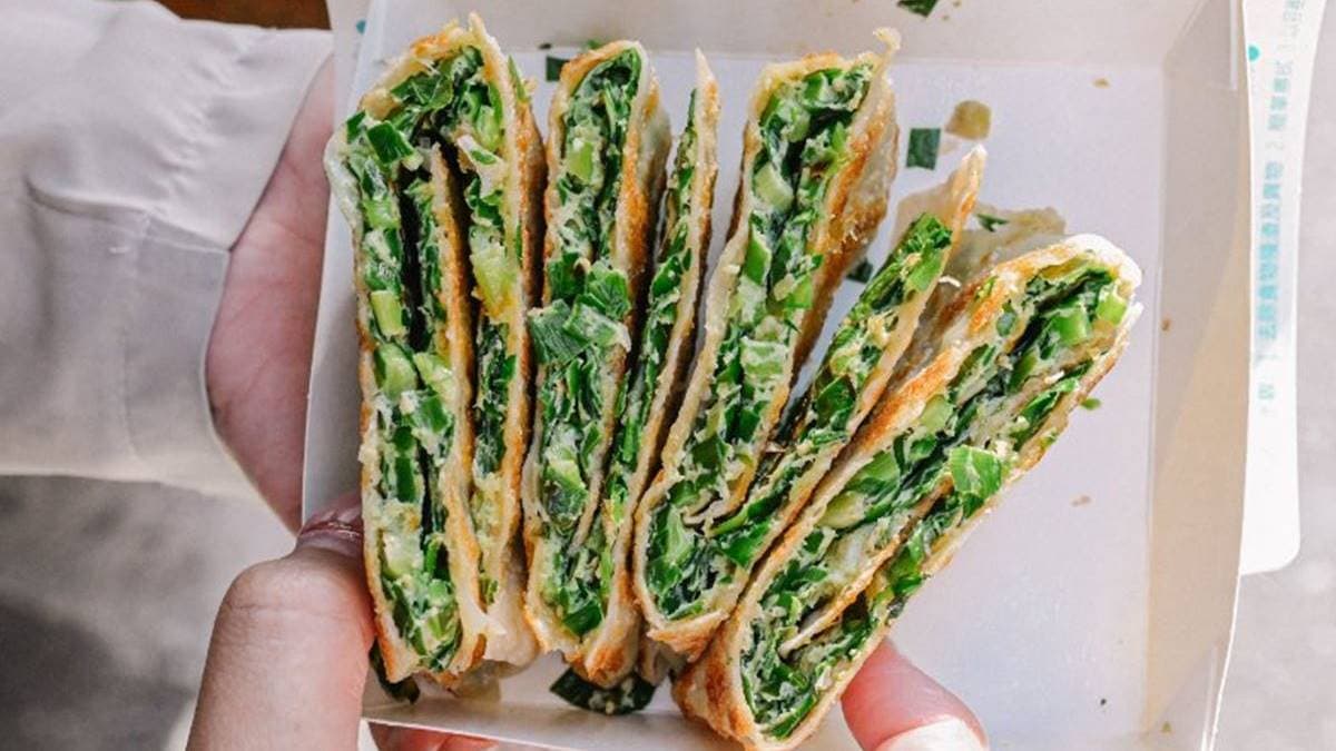 餅皮內超級爆滿的料，有點像是韭菜盒子切開來的模樣。（圖片來源：女子的休假計劃）