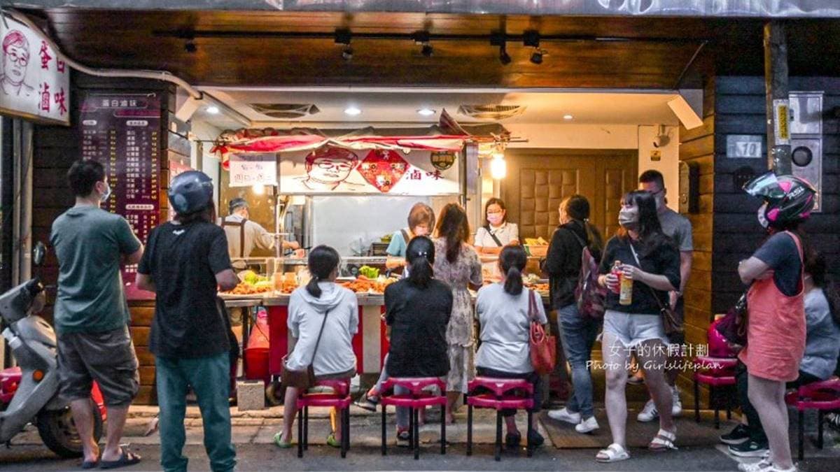 攤位前可以見到顧客排排坐的景象，因為連平日來都要排１小時以上才吃得到！（圖片來源：女子的休假計劃）