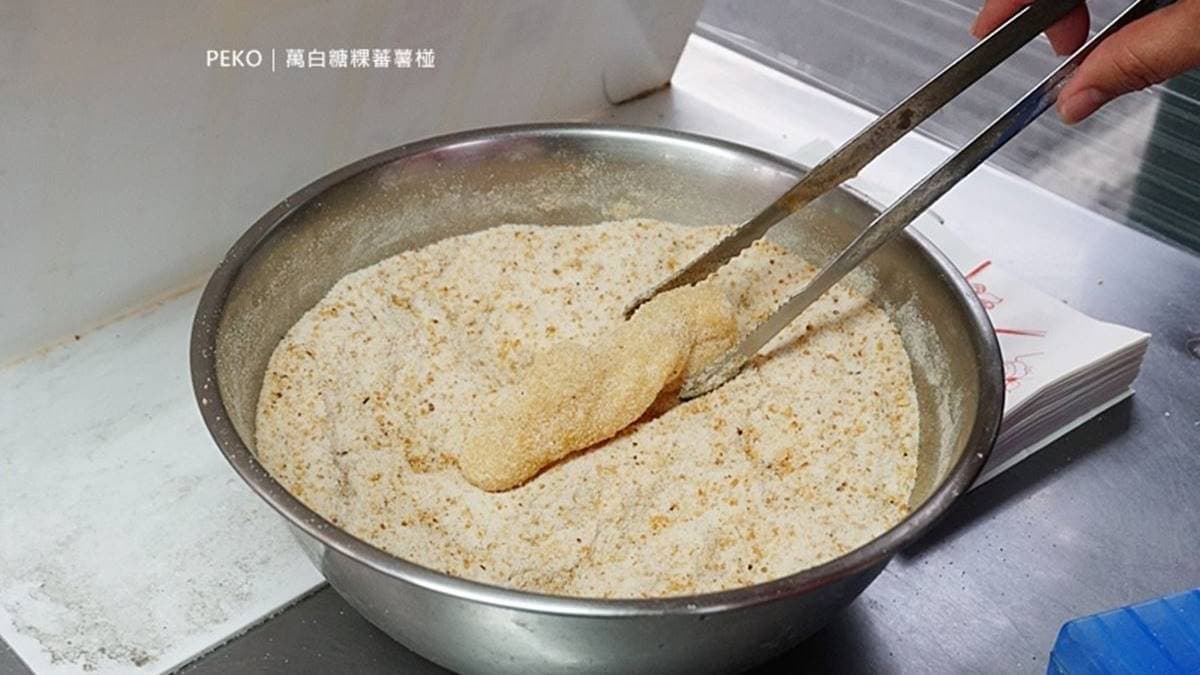 起鍋後會再沾取糖粉、芝麻粉、抹茶粉等來調味。（圖片來源：PEKO の Simple Life）